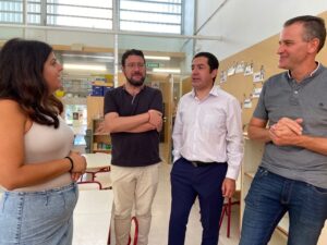 El curs arranca per a 15.000 estudiants amb la vista posada en les millores dels centres"Es un día de nervios, de emociones y de reencuentros", ha señalado <strong>Francés</strong>, en su visita al CEIP El Romeral junto al vicealcalde, <strong>Àlex Cerradelo</strong>, y al concejal de Educación, <strong>Alberto Belda.</strong>

'In situ' han visto el <strong>regreso a las aulas en el citado centro educativo</strong> y han hablado con la nueva directora, <strong>Patricia Fernández</strong>, que se ha estrenado en el cargo.

La comitiva municipal ha recorrido, junto a Fernández, parte de El Romeral, <strong>visitando algunas de las aulas de los más pequeños</strong>, a quienes les han preguntado por la 'vuelta al cole' y también por el verano.

Tanto Francés como Cerradelo han coincidido en <strong>reivindicar a la conselleria de Educación el "cumplimiento de sus obligaciones"</strong>, que pasa, entre otros asuntos, por<strong> acabar con las obras de mejora pendientes</strong>: "en el caso de El Romeral, tienen que autorizar la caldera para la calefacción, nuestra intención es hacer las obras antes de que llegue el invierno, pero todavía no tenemos los permisos. En este mismo centro hay un patio inutilizado porque hubo desprendimientos en la fachada. La obra corresponde a la conselleria y llevamos más de un año exigiendo que actúe para poder garantizar el normal funcionamiento del centro y no tenemos respuesta", ha señalado el primer edil.

Por su parte, el vicealcalde ha recriminado que <strong>"cuando les interesa" actúan rápidamente, ejemplificando la ley acerca del impuesto de sucesiones</strong>, que se produjo "a los pocos meses de entrar a gobernar" en la Generalitat.

"Hay centros que <strong>hasta el pasado viernes no sabían si iban a estar limpios</strong>, aunque la Generalitat tenía conocimiento desde agosto de la renuncia de la empresa", ha destacado Àlex Cerradelo.

<strong>OBRAS PARE VITÒRIA</strong>
Por otro lado, Toni Francés, ha anunciado que, tras <a href="https://www.elnostreciutat.com/es/sacan-a-licitacion-la-reforma-y-ampliacion-del-andreu-sempere/" target="_blank" rel="noopener">sacar a licitación las deseadas obras del Andreu Sempre</a>, se prevé que en las próximas semanas se saque a <strong>licitación la redacción del proyecto de ampliación y renovación del IES Pare Vitòria</strong>: "es una reforma muy esperada y deseada", ha señalado el alcalde.