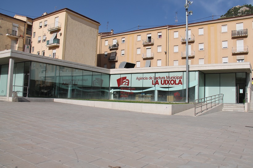 Demanen que la biblioteca de la Uixola seguisca allí