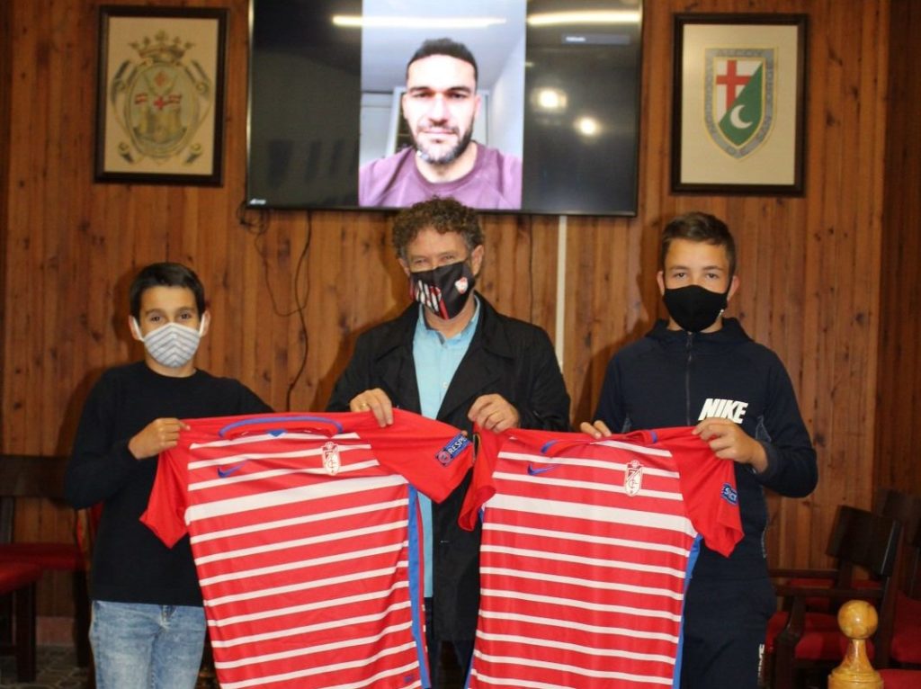 El CFC Ciudad Alcoy entrega dos camisetas de Jorge Molina