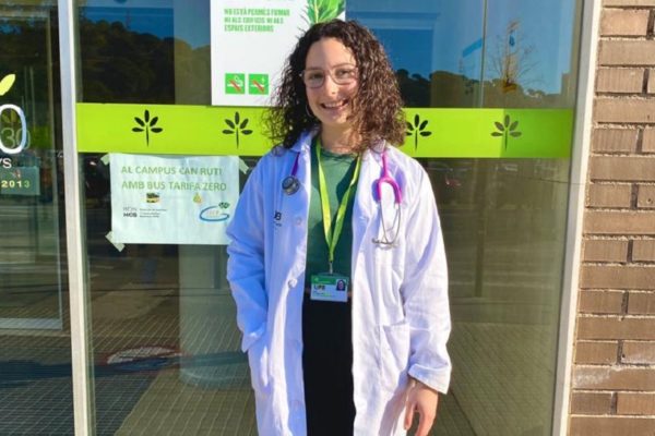 Alba Clemente rep la beca de Medicina 'Ana i Camilo Gisbert Pascual'