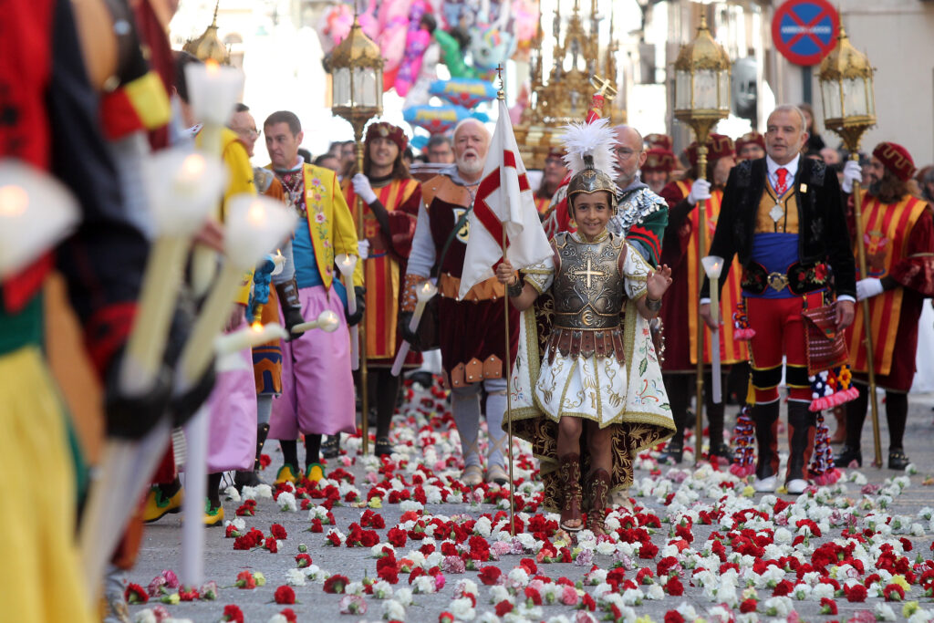 Las miradas se centran en Sant Jordiet en la procesión de la Reliquia