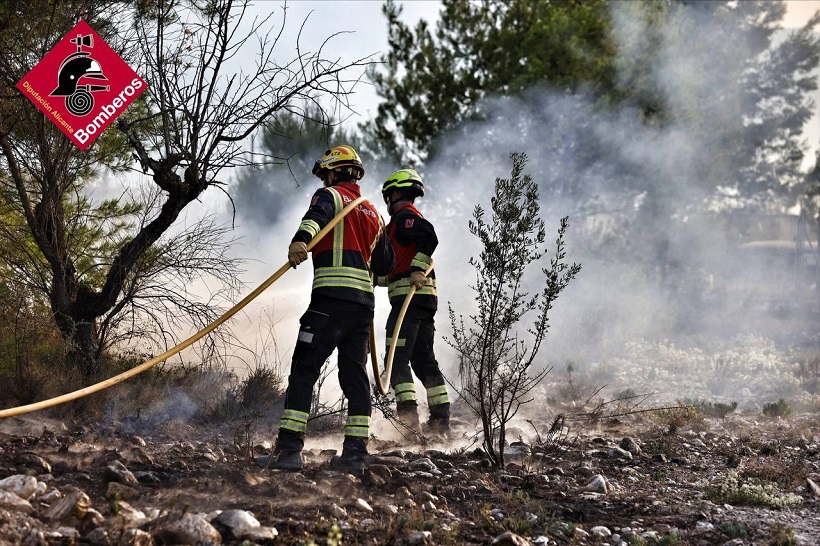 El incendio de Benasau ha evolucionado favorablemente durante la noche