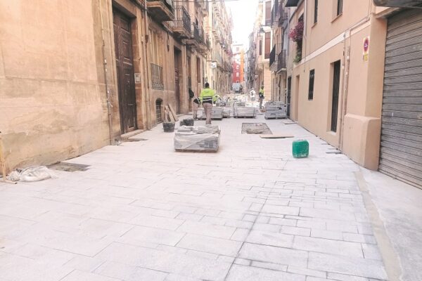 Empiezan a colocar la nueva pavimentación en la calle Sant Josep