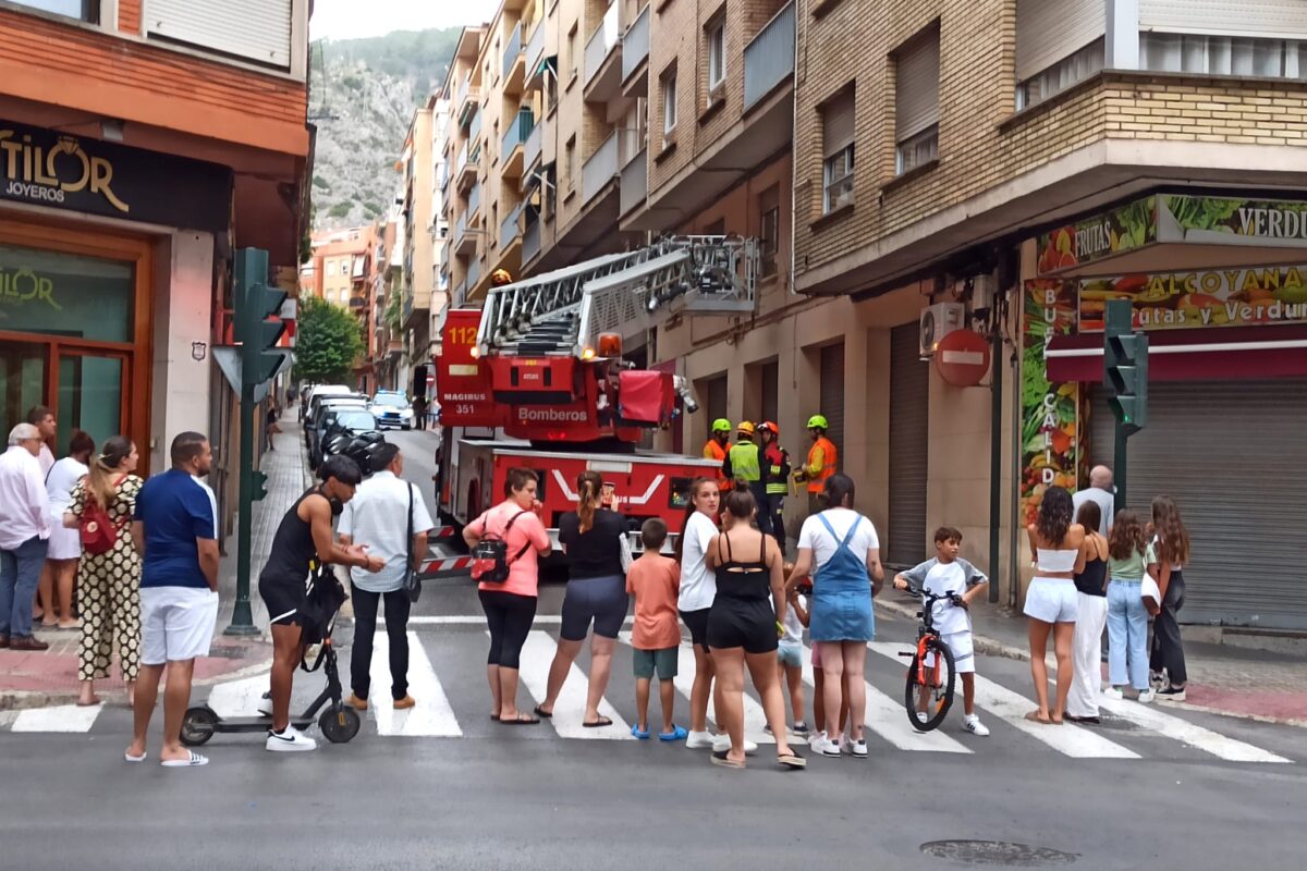 Els Bombers entren pel balcó a un habitatge i troben a l'inquilí jugant a la consola i envoltat de brossa