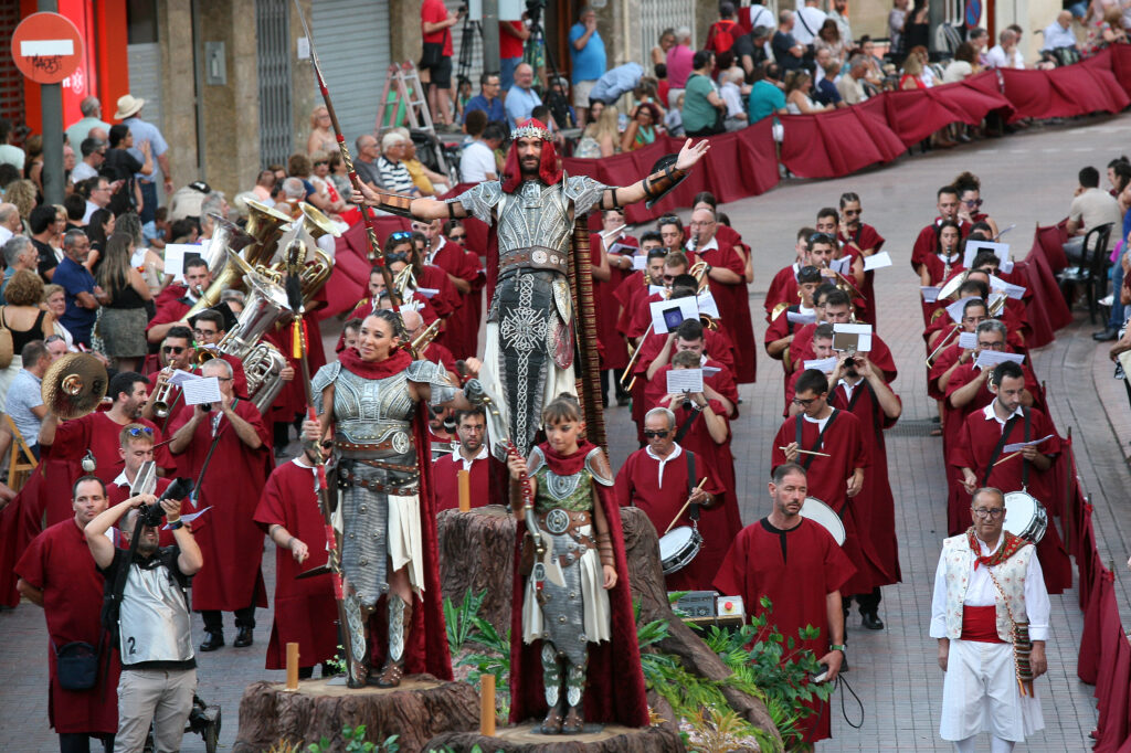 Cocentaina vive una multitudinaria Entrada de Moros y Cristianos