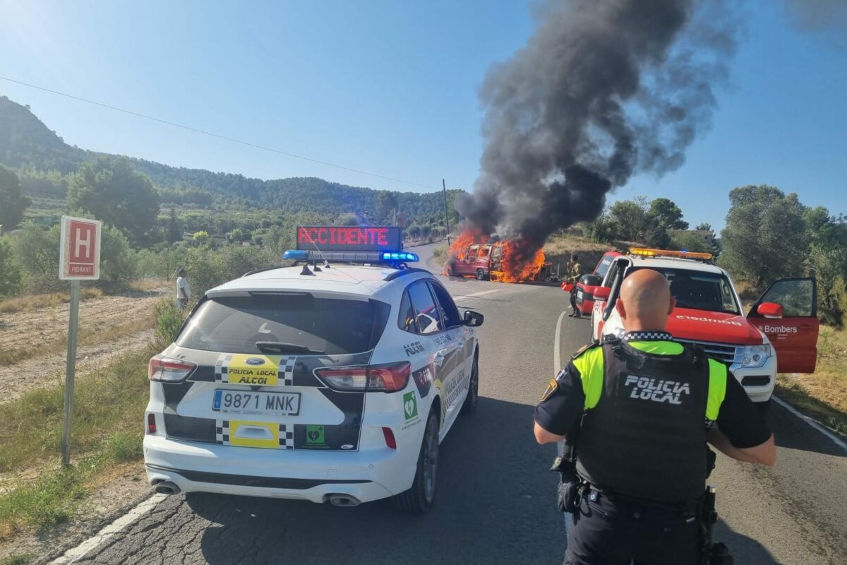 Alarma por el incendio de un vehículo en el Rebolcat