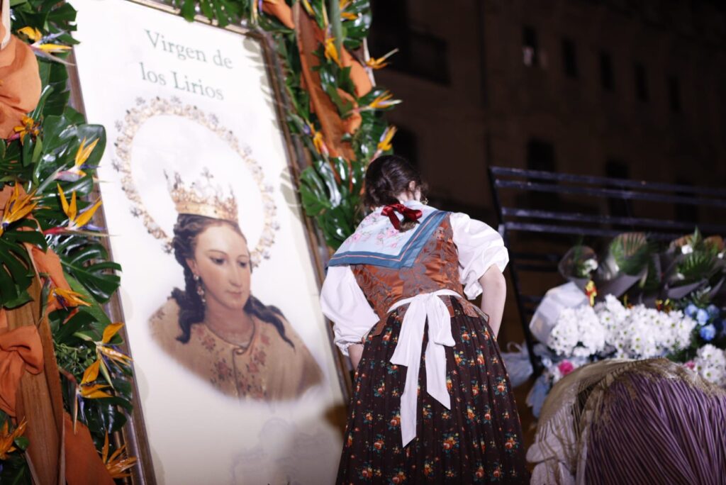 La Patrona rep honors i flors en la tradicional ofrena