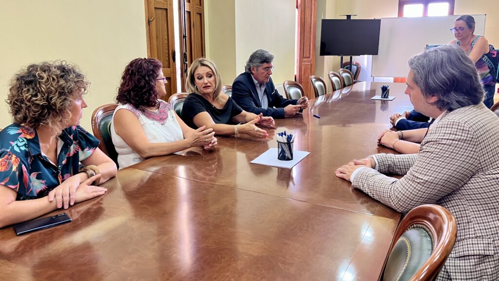 Nuria Montes arreplega la demanda de sòl industrial dels empresaris de la Cámara