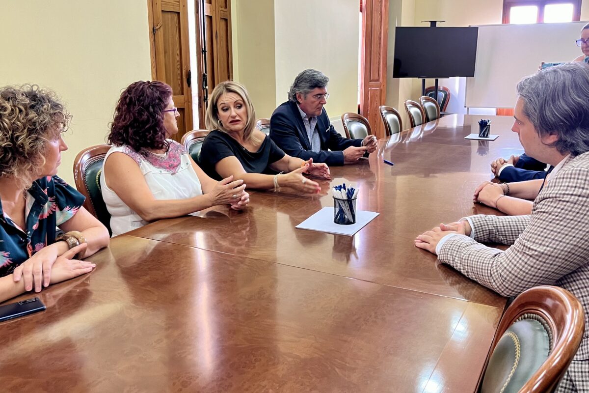 Nuria Montes recoge la demanda de suelo industrial de los empresarios de la Cámara