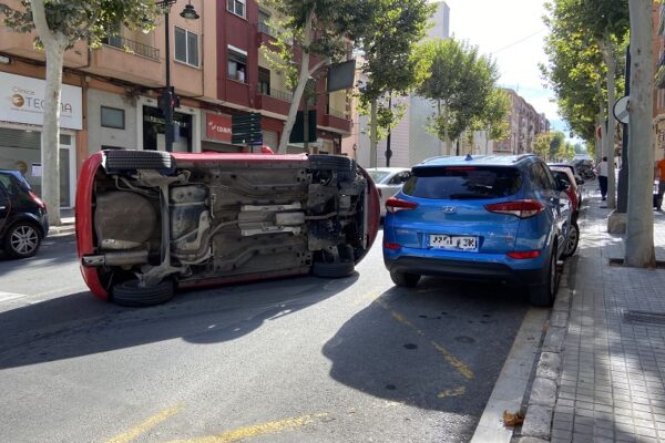 Accidente sin heridos en Oliver tras volcar un coche