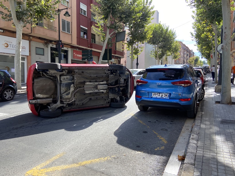 Accidente sin heridos en Oliver tras volcar un coche