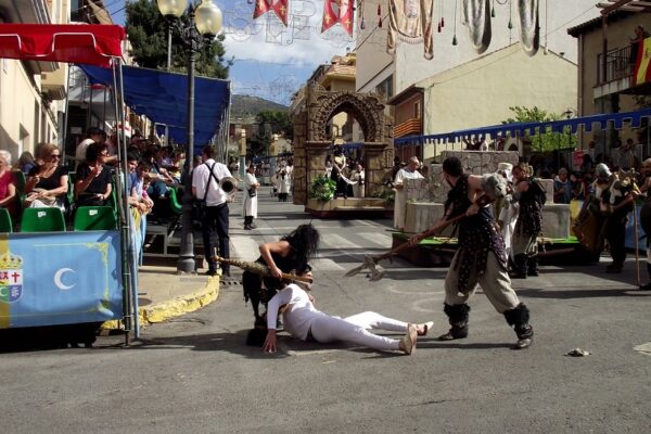 Tradició i espectacle s'uneixen en les esperades festes d'Ibi