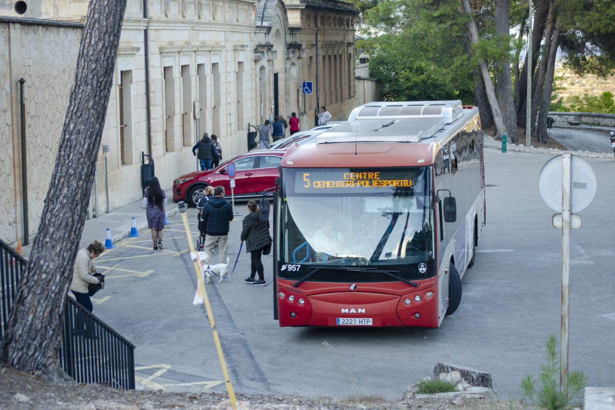 Alcoy habilita un servicio especial de autobús al cementerio por Todos los Santos