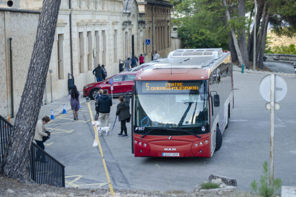 Alcoi habilita un servei especial d'autobús al cementeri per Tots Sants