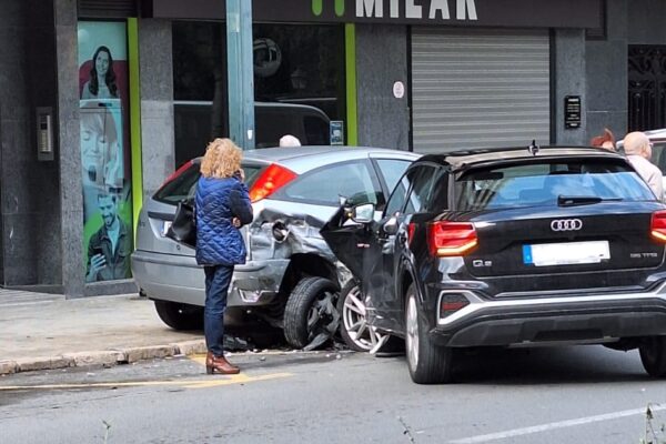 Aparatoso accidente por un choque múltiple en la Alameda Camilo Sesto