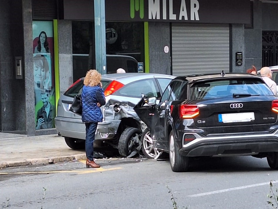 Aparatós accident per un xoc múltiple en l'Alameda Camilo Sesto