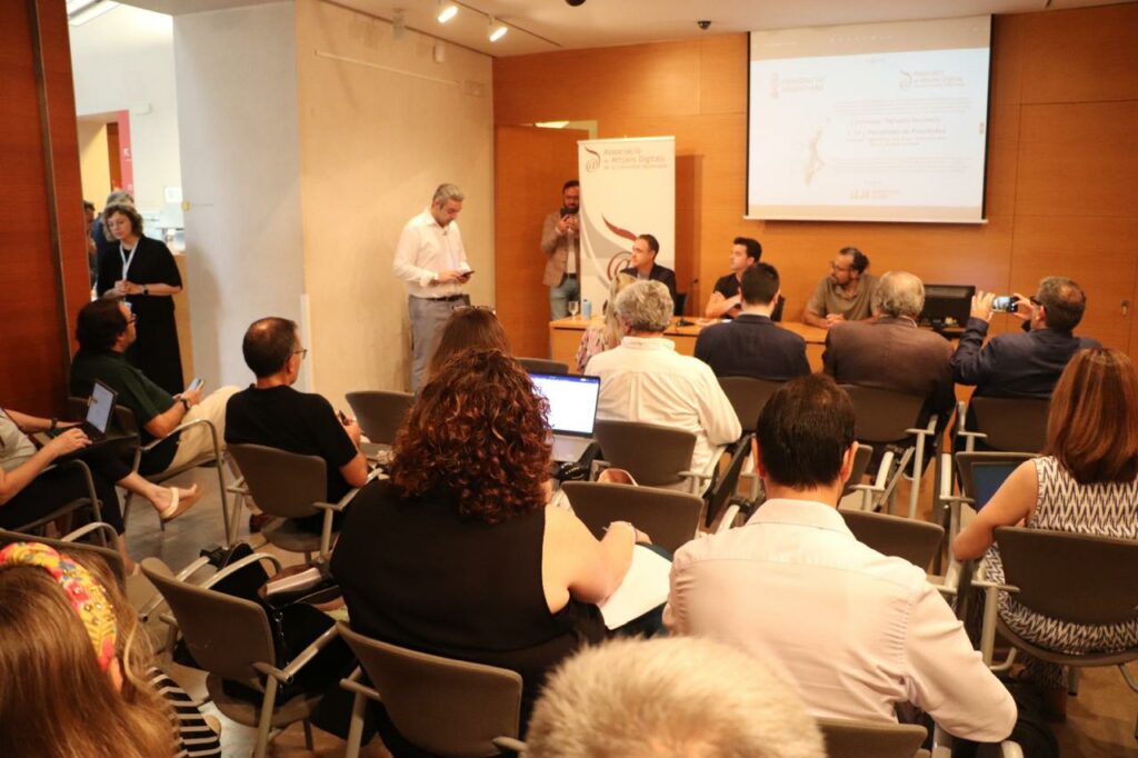 Susana Camarero y Vicente Mompó inauguran la Jornada de Periodismo de Proximidad 2024 en Valencia: Inteligencia Artificial y sinergias en los medios digitales