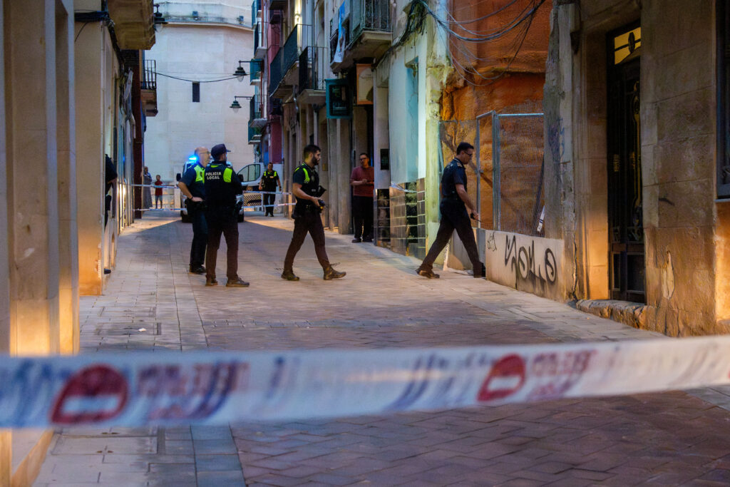 Desalojan los edificios colindantes tras un nuevo derrumbe anoche en Sant Francesc 50