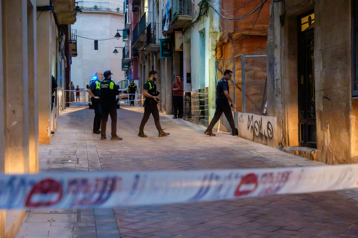 Desallotgen els edificis confrontants després d'un nou esfondrament anit a Sant Francesc 50