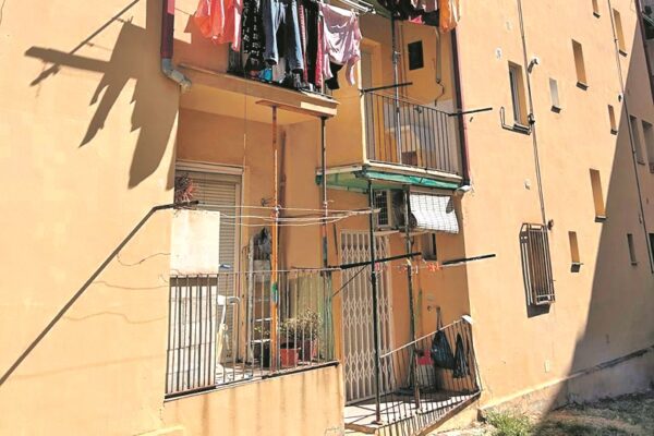 Vecinos de Espronceda reclaman la reparación de sus casas apuntaladas