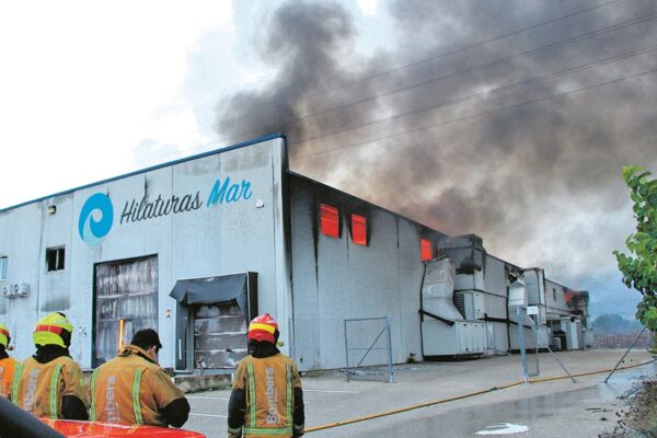 Un incendio destruye una de las plantas de producción de Hilaturas Mar