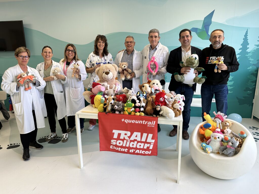 El Trail fa el primer lliurament de peluixos a l'Hospital Verge dels Lliris