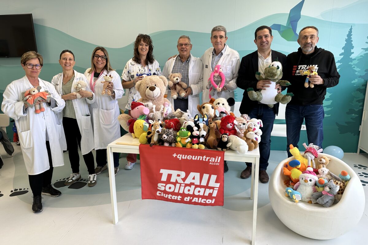 El Trail fa el primer lliurament de peluixos a l'Hospital Verge dels Lliris