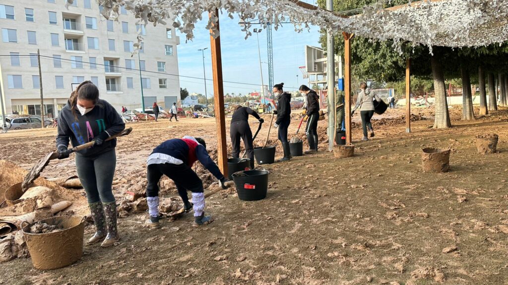 Juventud organiza autobuses de voluntariado para desplazarse a ayudar a los afectados por la DANA