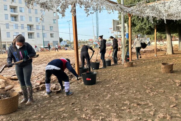 Juventud organiza autobuses de voluntariado para desplazarse a ayudar a los afectados por la DANA