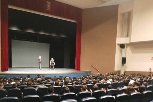 Onil inicia las actividades con motivo del 25N con la Obra de Teatro 'Lo Normal'