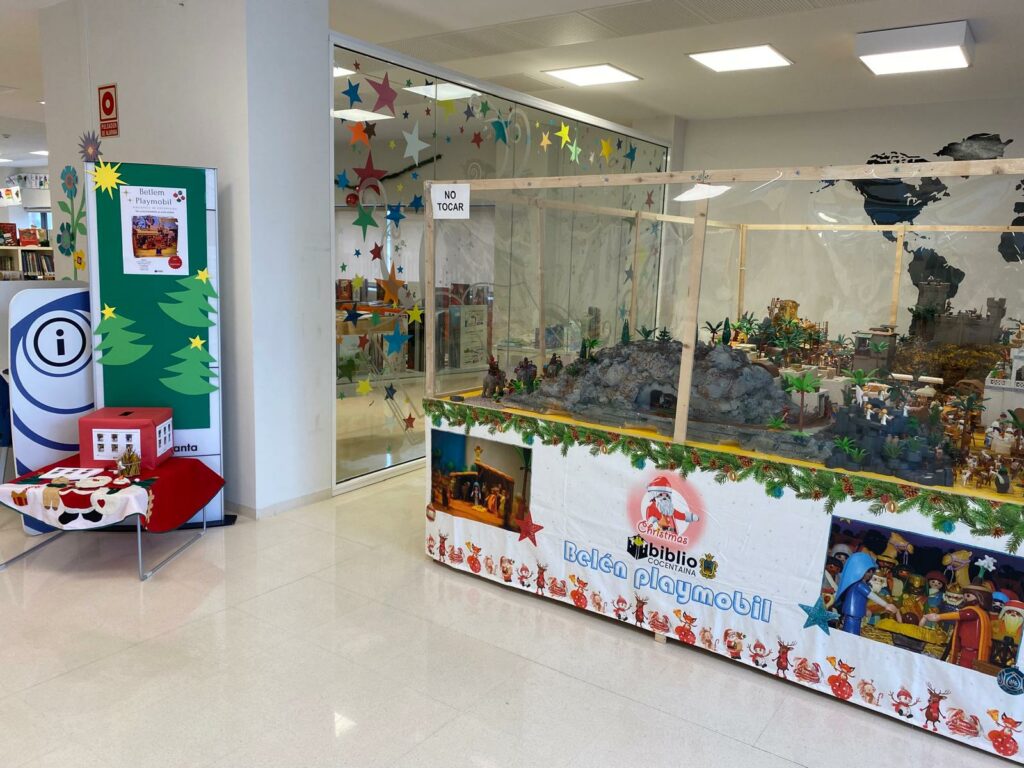 La Biblioteca de Cocentaina acoge exposiciones y un Belén de Playmobil