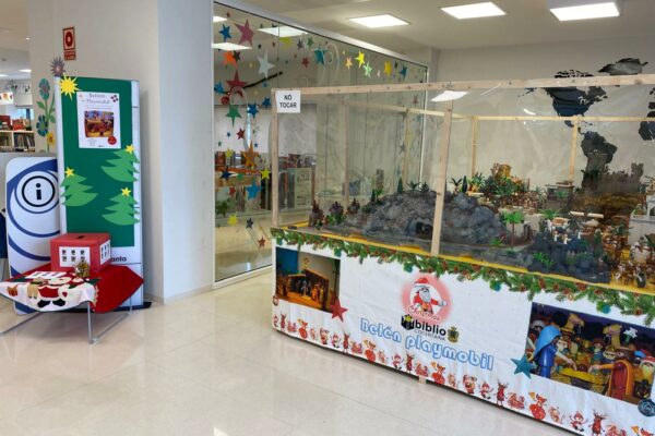 La Biblioteca de Cocentaina acoge exposiciones y un Belén de Playmobil