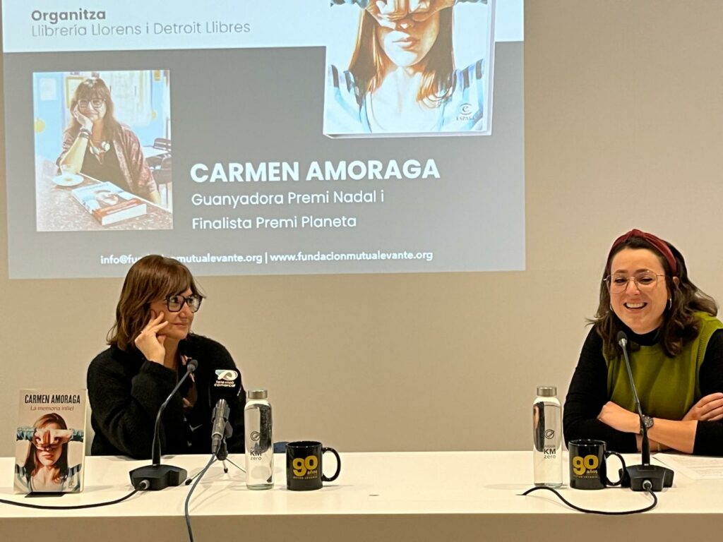 Una cálida y cercana Carmen Amoraga habla en Alcoy de su obra