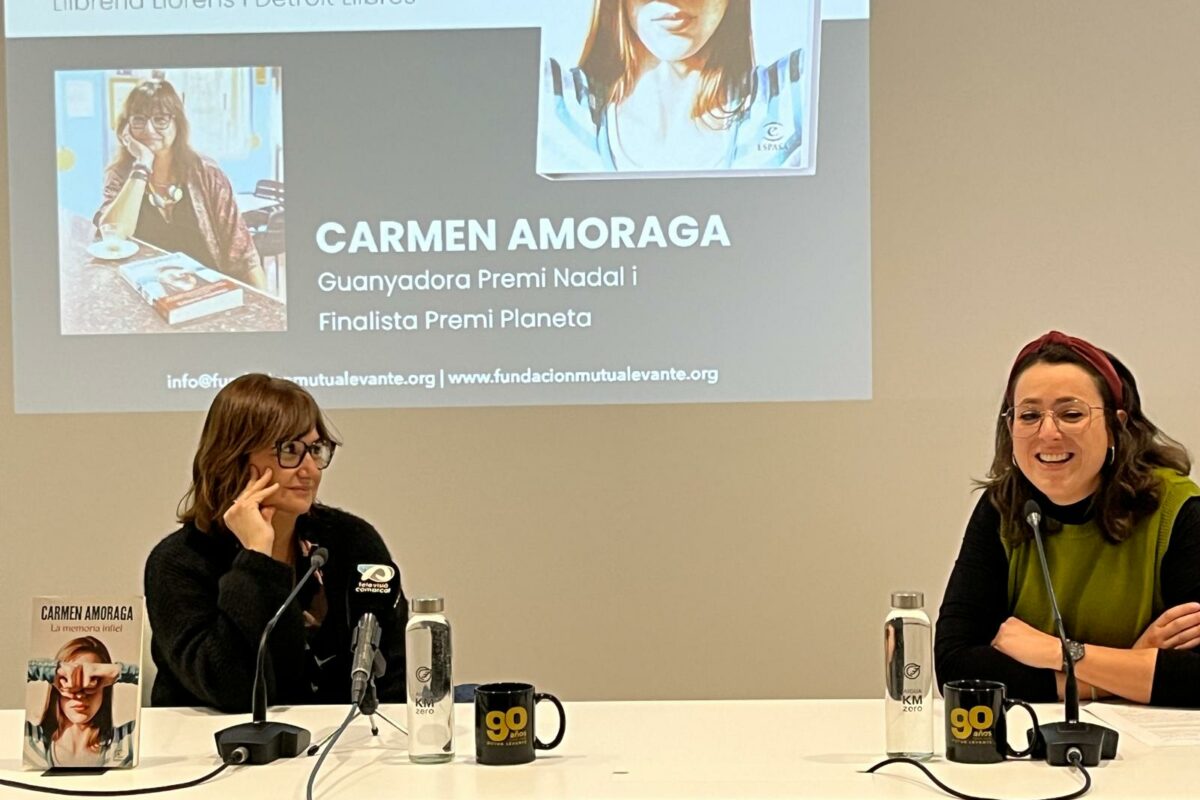 Una cálida y cercana Carmen Amoraga habla en Alcoy de su obra