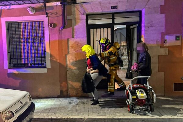 Un incendi en un habitatge a Cocentaina obliga a evacuar a alguns veïns