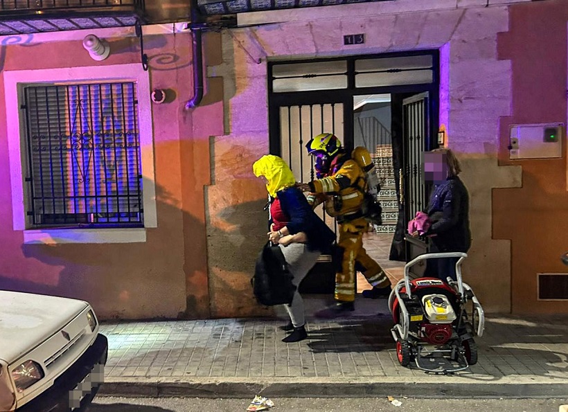 Un incendi en un habitatge a Cocentaina obliga a evacuar a alguns veïns