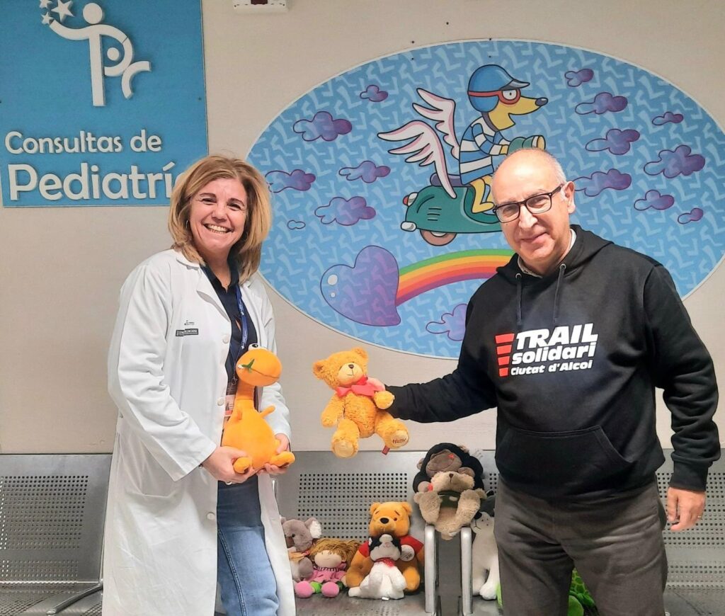 El Trail Solidari entrega peluches a los niños ingresados en hospitales