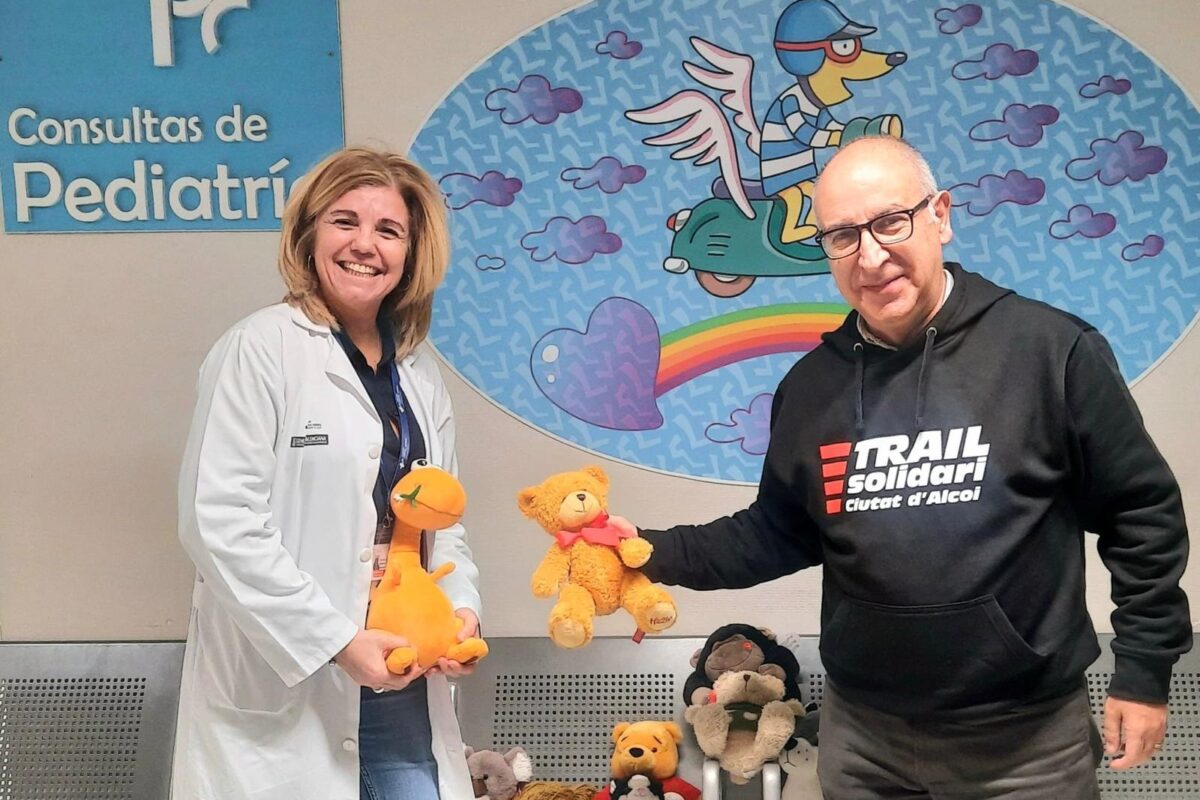 El Trail Solidari entrega peluixos als xiquets ingressats en hospitals