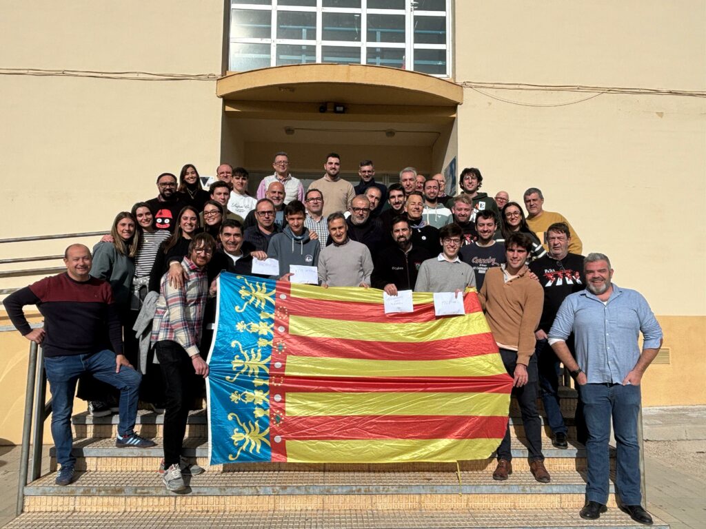 Els paqueters entreguen les donacions pel seu treball a entitats d'Aldaia afectades per la DANA