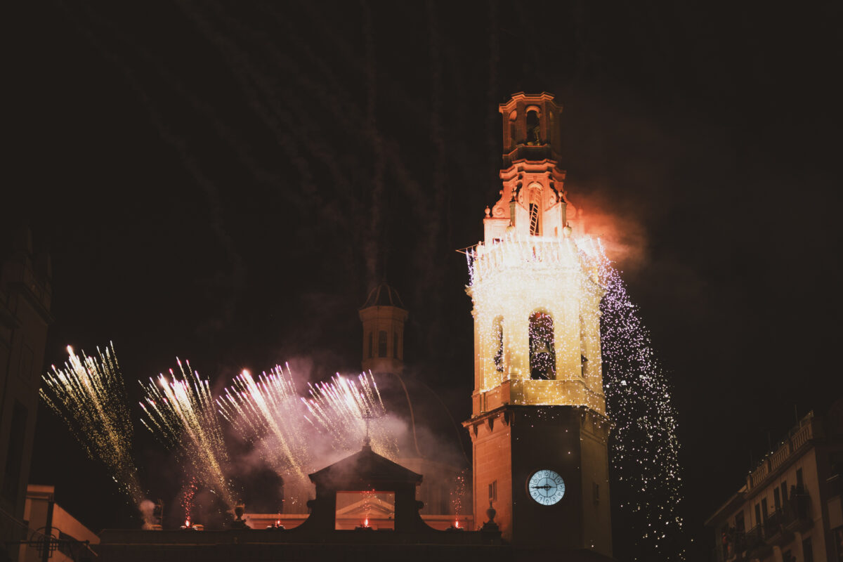 Tres heridos leves por los fuegos artificiales lanzados en la Adoración