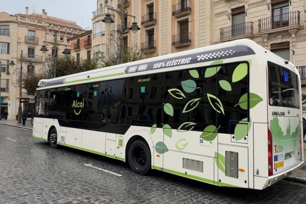 El dilluns entren en servei dos autobusos elèctrics