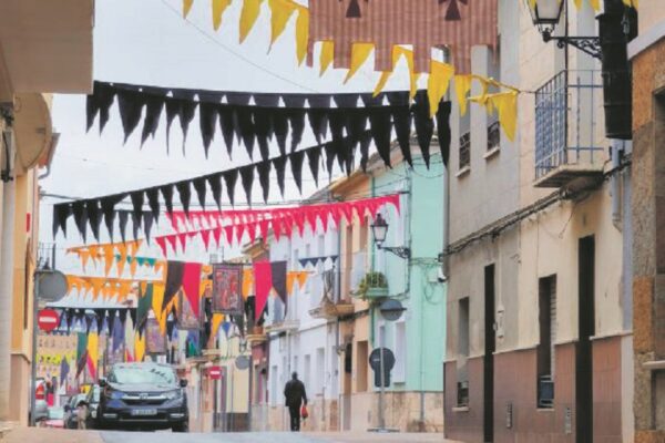 Muro mira al cel a hores d'obrir la seua Fireta de Sant Antoni