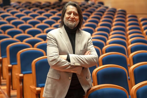 “Hay que conseguir que la gente venga al teatro de forma habitual”