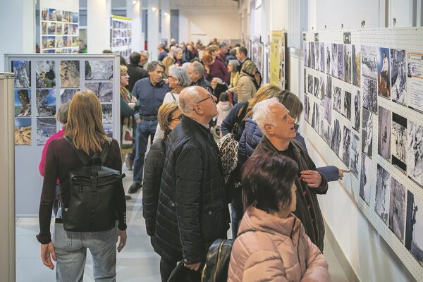 El Centre Excursioniste repassa els seus 75 anys en una exposició