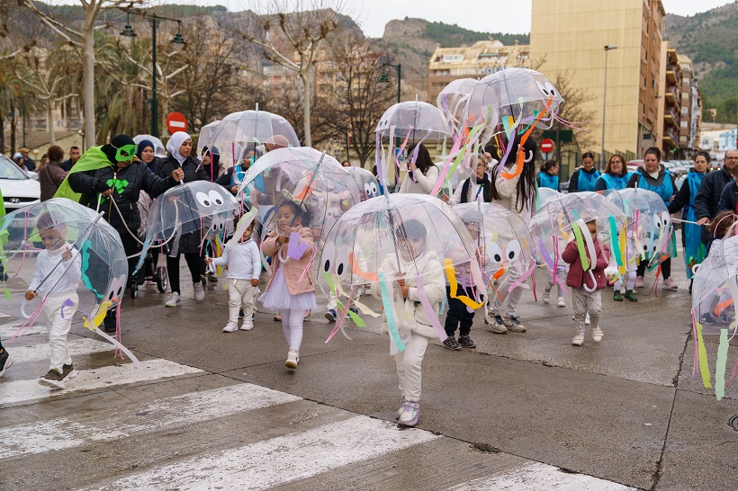 Els escolars es tiren hui al carrer per a lluir les seues disfresses