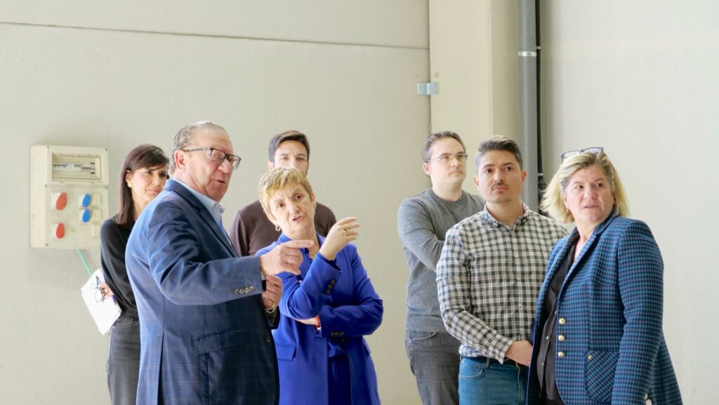 Marián Cano visita Nirvel i Muro en un recorregut per l'eix industrial d'interior