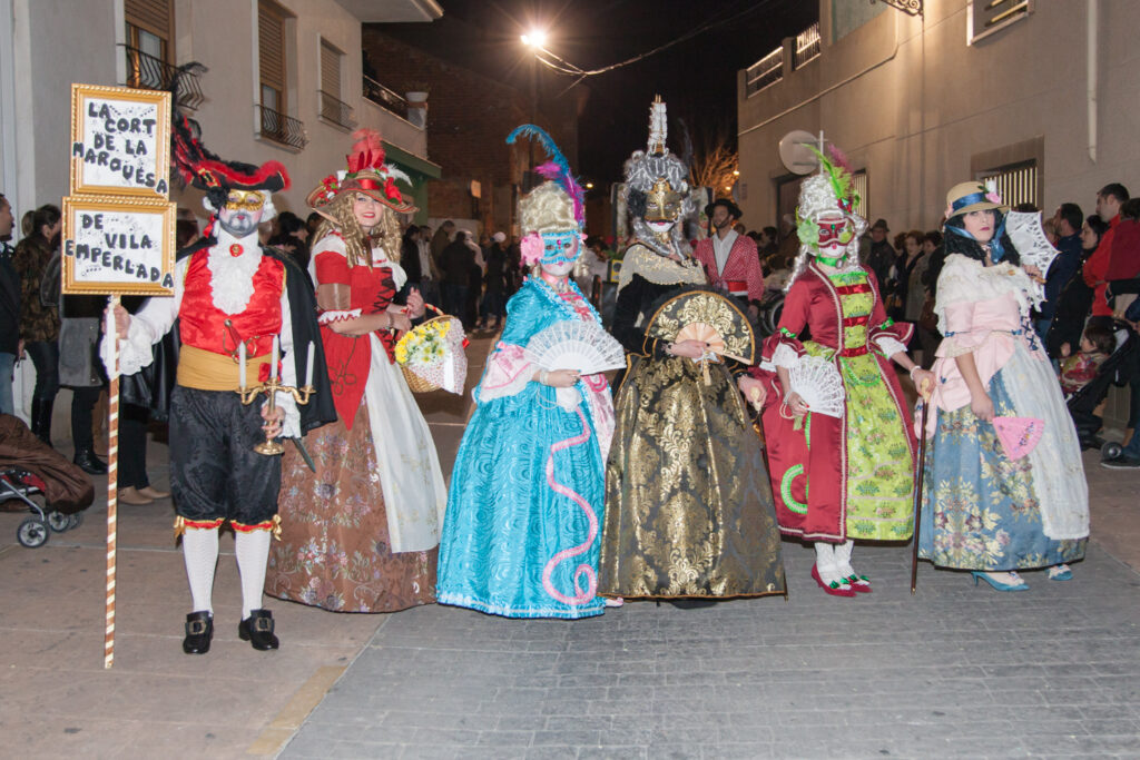 Pendientes del cielo el día del gran Carnaval comarcal