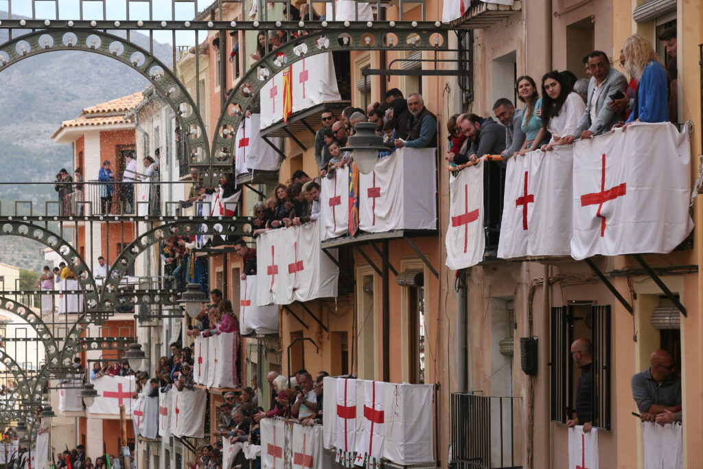 El Ayuntamiento refuerza la seguridad de los balcones y defiende la preservación de la Cruz de San Jorge