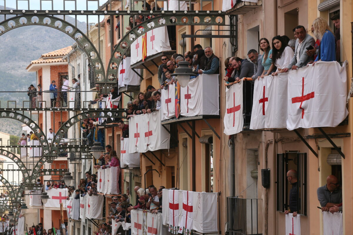 El Ayuntamiento refuerza la seguridad de los balcones y defiende la preservación de la Cruz de San Jorge