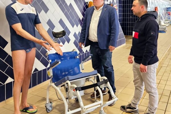 Ibi incorpora una cadira sanitària en la piscina per a persones amb mobilitat reduïda